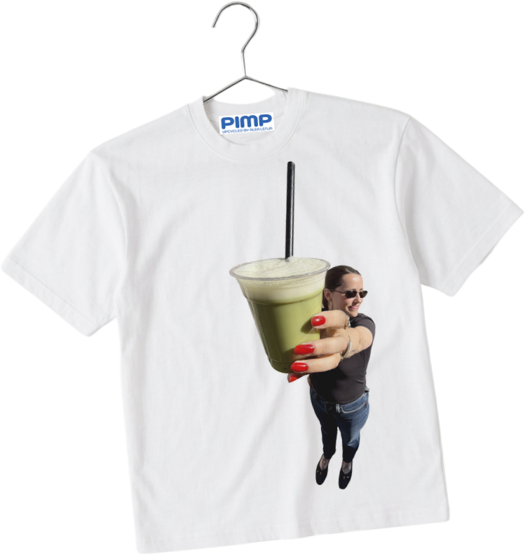 Weisses T-Shirt mit PIMP-Label und einem Druck von Alea mit einem Matcha