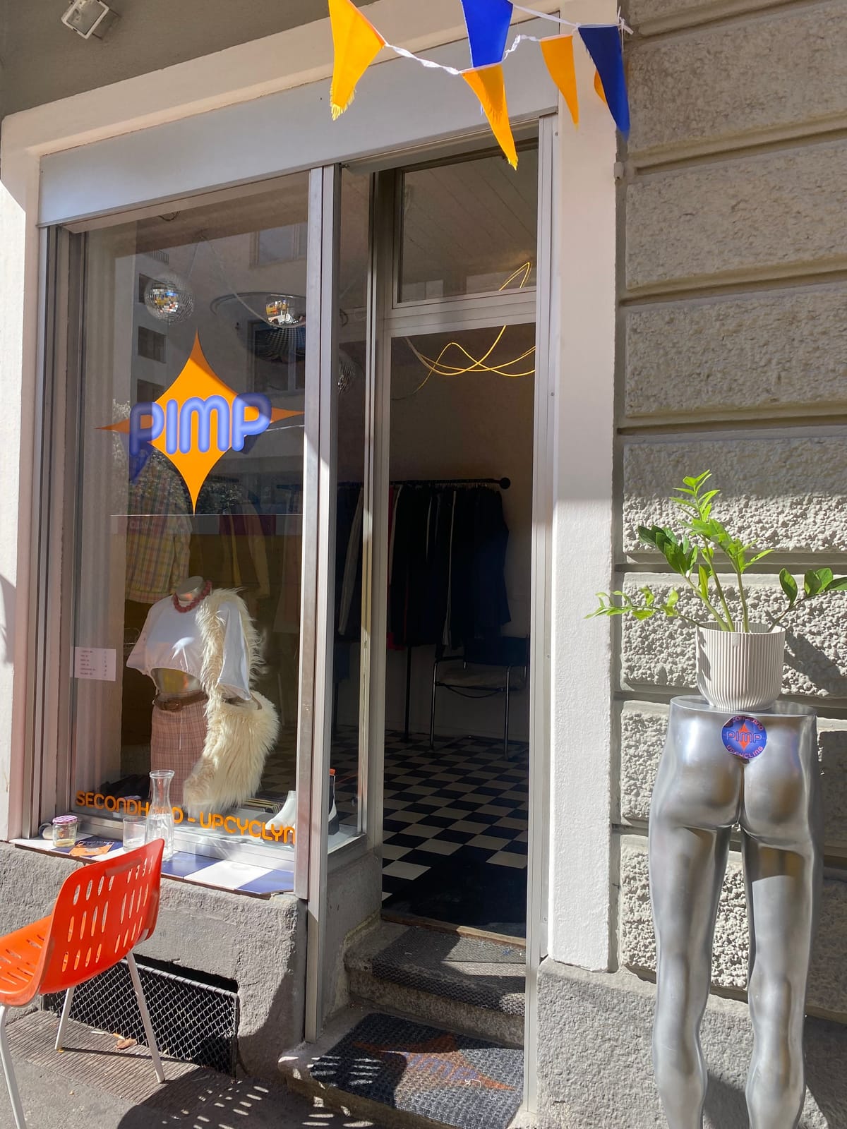 Schaufenster von PIMP mit Schaufensterpuppe und Logo an der Tür