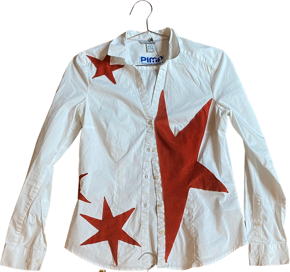 Weisse Bluse mit roten Sternen