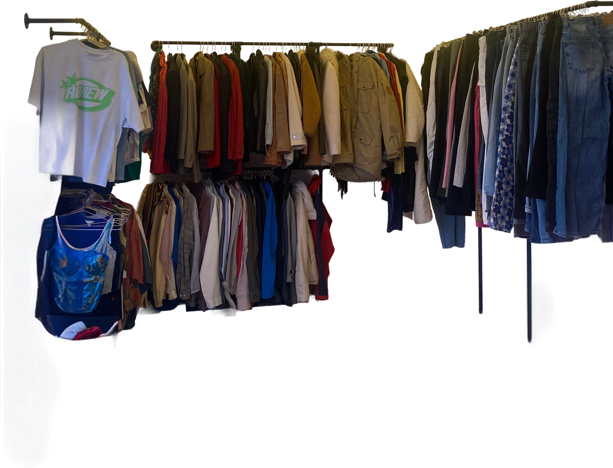 Kleiderstangen voller Secondhand-Kleidung im Laden